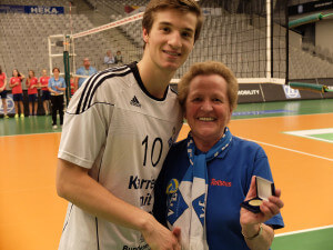 Julian mit Fan Hermine, die ihn zum MVP auszeichnet; (c) Gunthild Schulte-Hoppe 