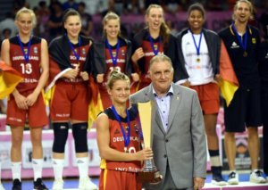 Jenny erhält als Kapitänin den Europameisterpokal; Foto Thomas Brüning